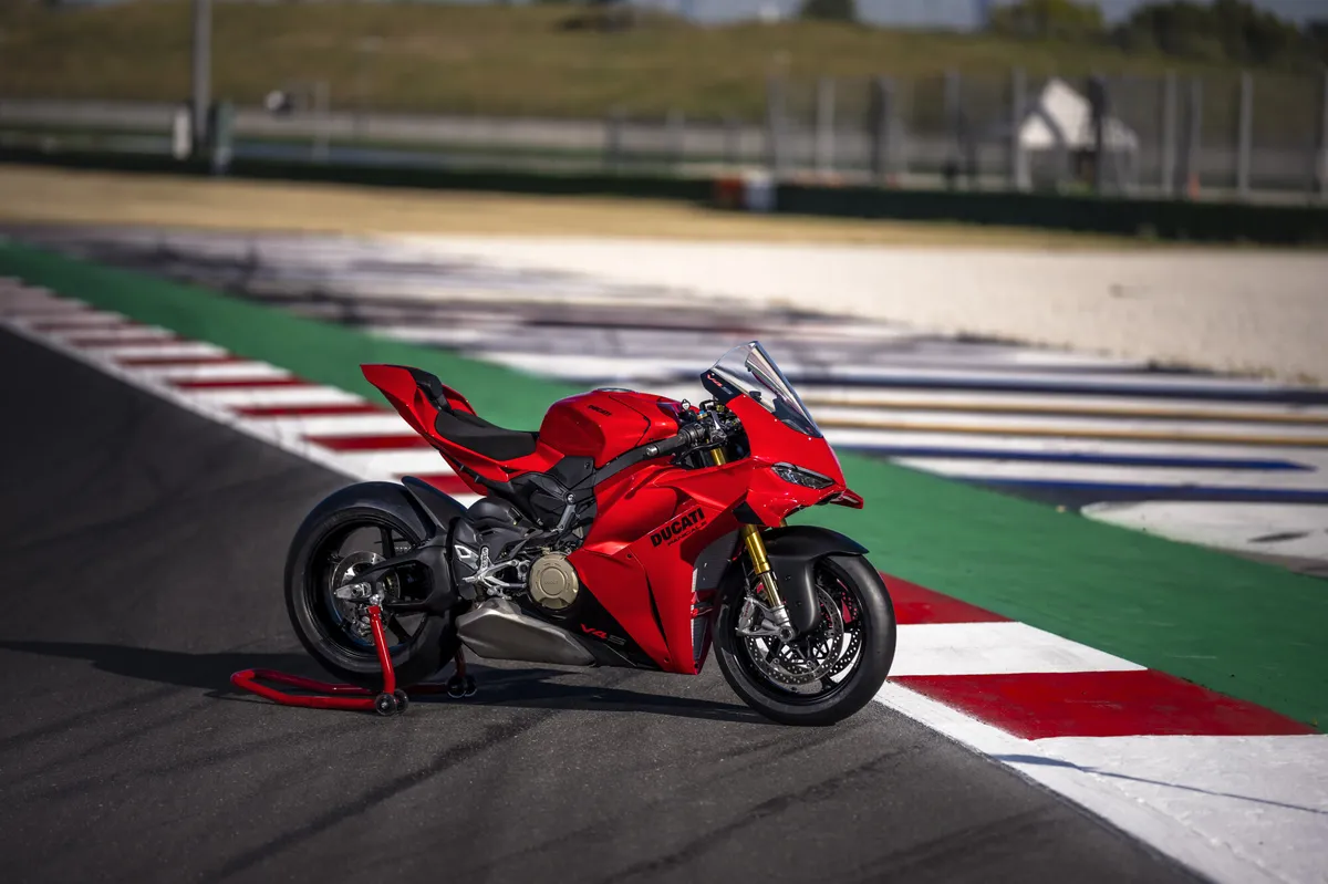 Ducati Panigale V4 2027: 218 CV e novità ciclistiche