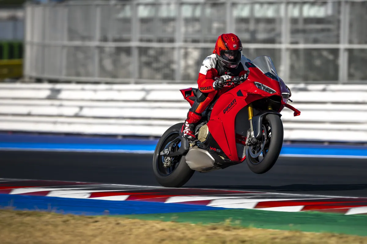 Ducati Panigale V4 2027: 218 CV e novità ciclistiche