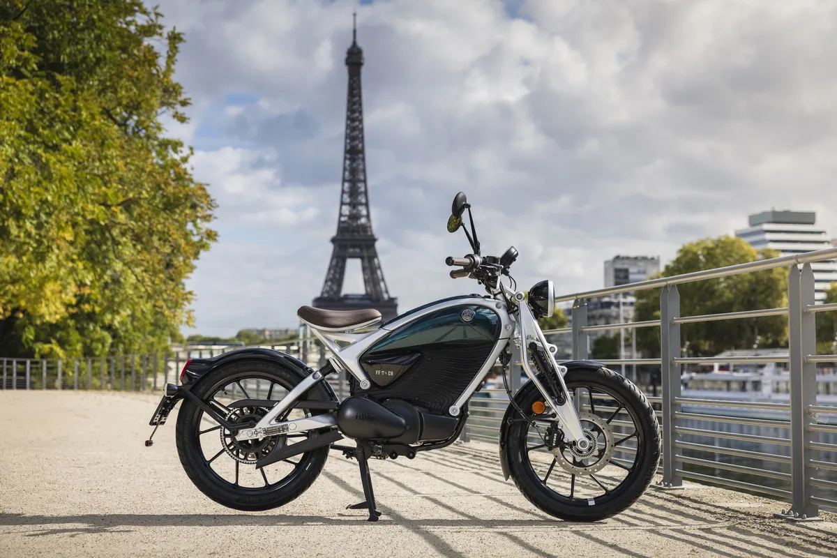 Flying Flea C6: Royal Enfield lancia la city e‑moto, consegne ottobre 2026