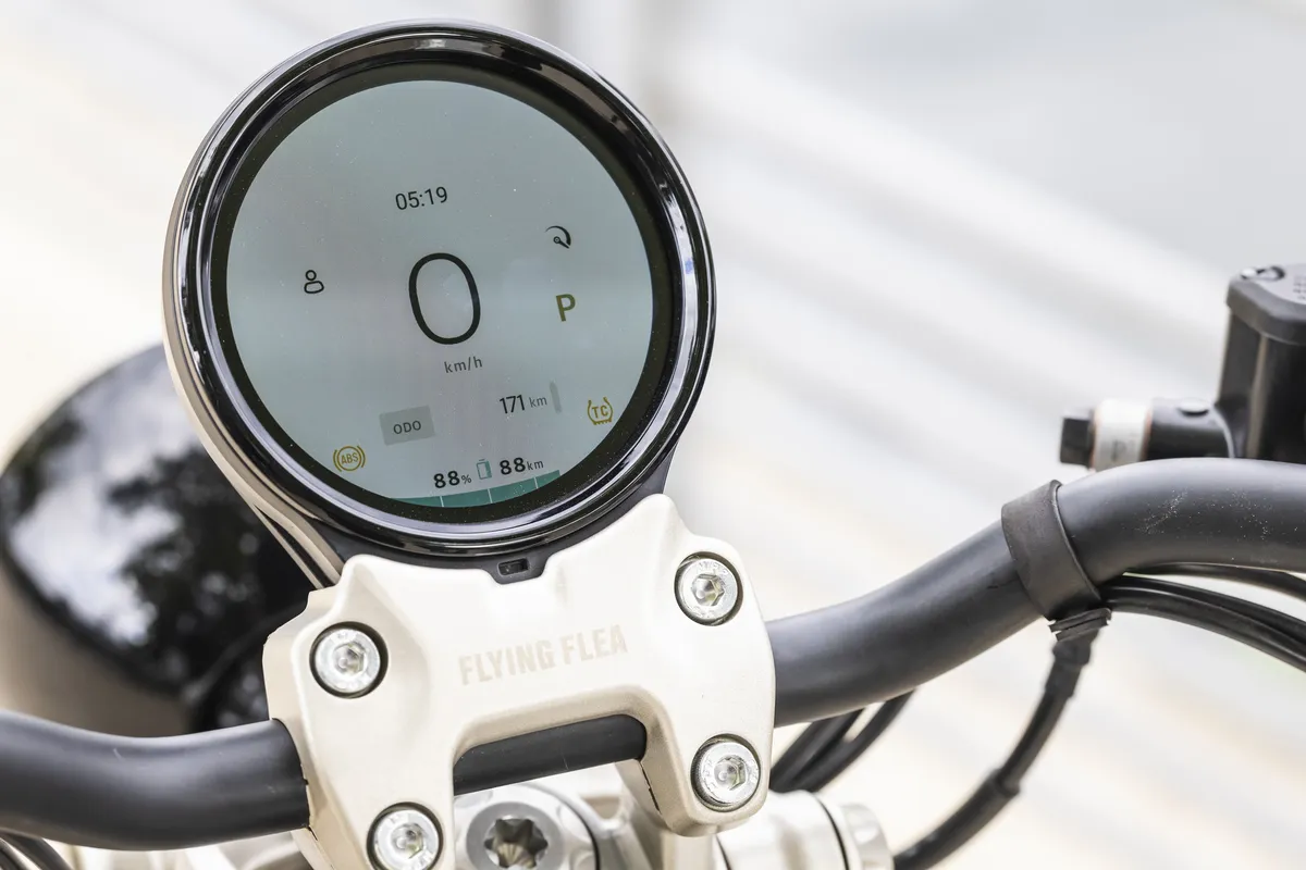 Flying Flea C6: Royal Enfield lancia la city e‑moto, consegne ottobre 2026