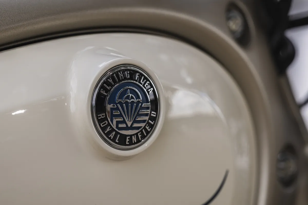 Flying Flea C6: Royal Enfield lancia la city e‑moto, consegne ottobre 2026