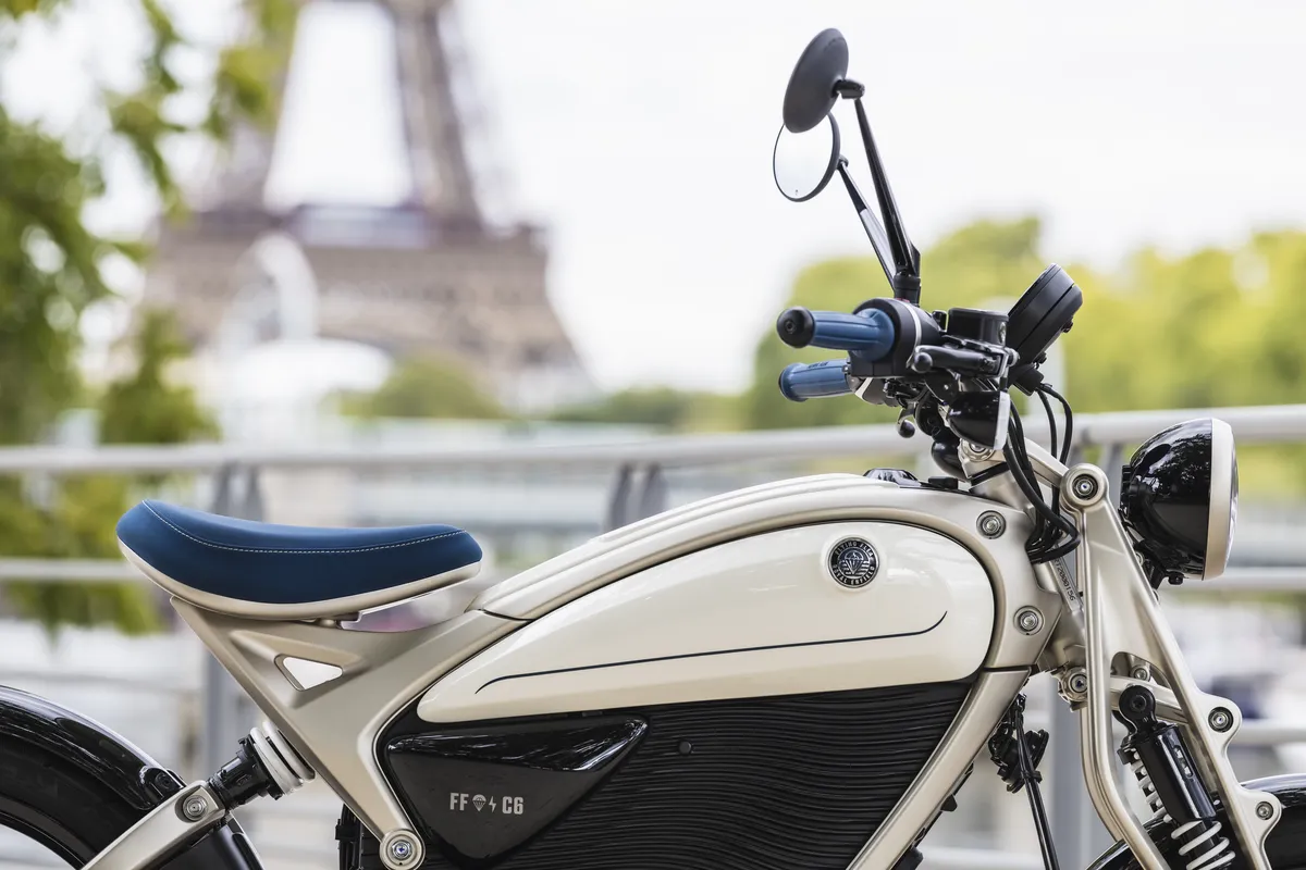 Flying Flea C6: Royal Enfield lancia la city e‑moto, consegne ottobre 2026