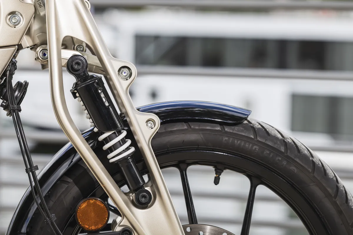 Flying Flea C6: Royal Enfield lancia la city e‑moto, consegne ottobre 2026