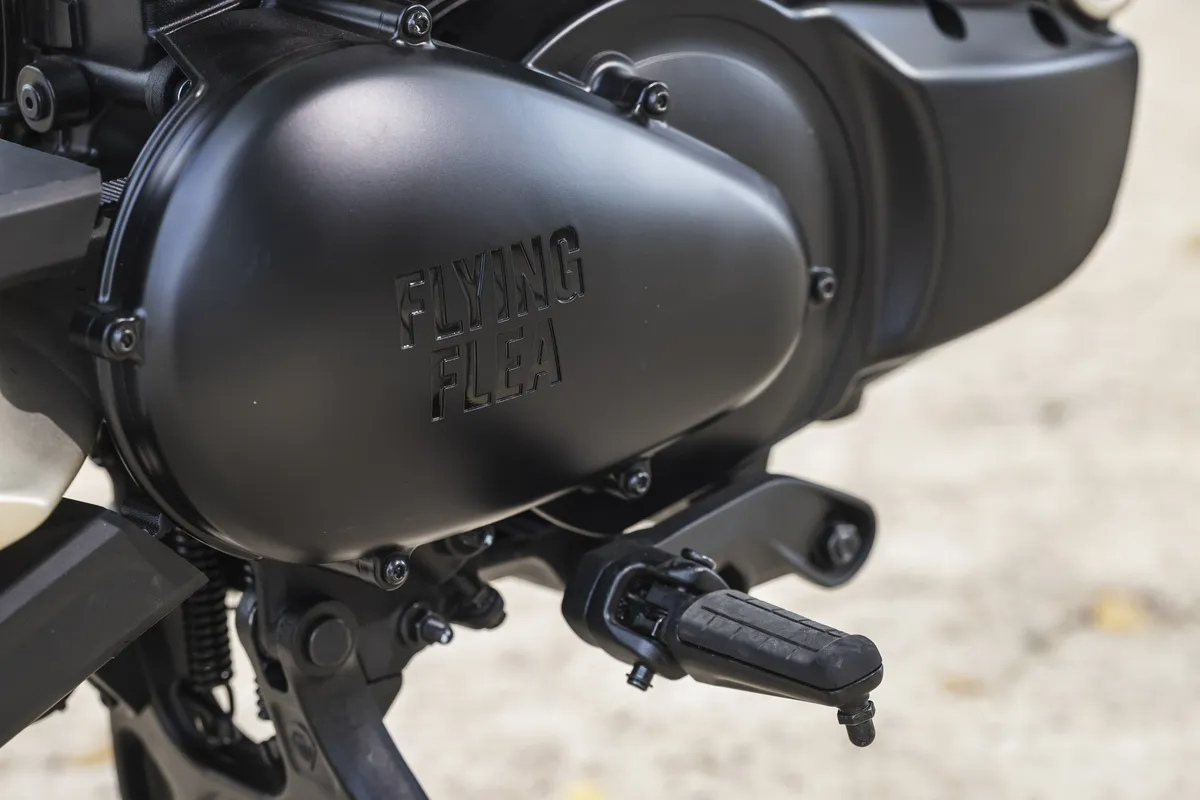 Flying Flea C6: Royal Enfield lancia la city e‑moto, consegne ottobre 2026
