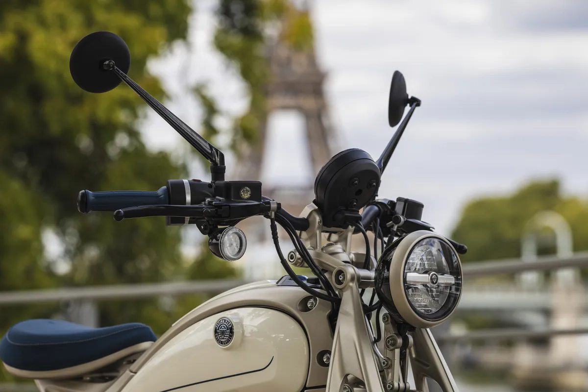 Flying Flea C6: Royal Enfield lancia la city e‑moto, consegne ottobre 2026