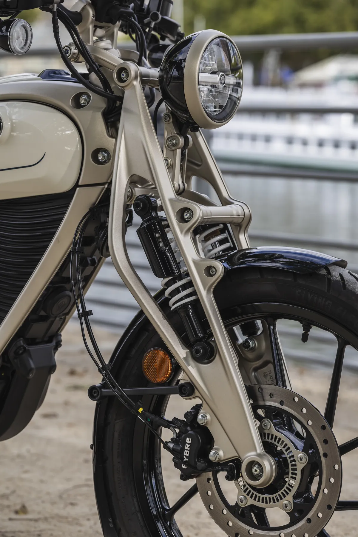 Flying Flea C6: Royal Enfield lancia la city e‑moto, consegne ottobre 2026