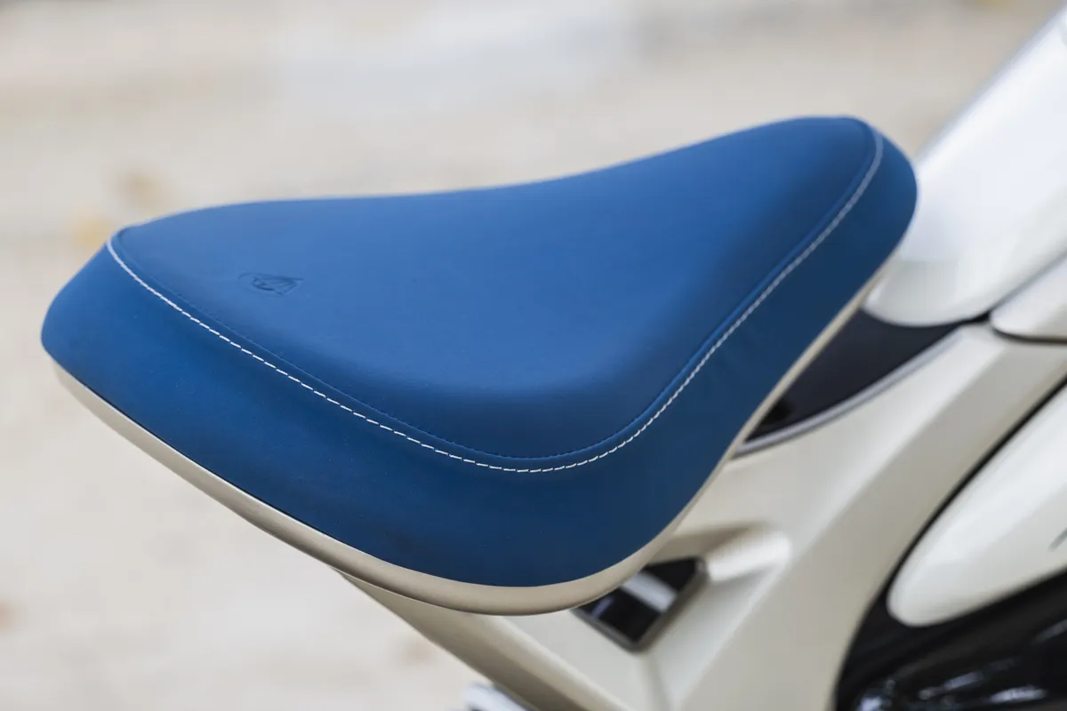 Flying Flea C6: Royal Enfield lancia la city e‑moto, consegne ottobre 2026