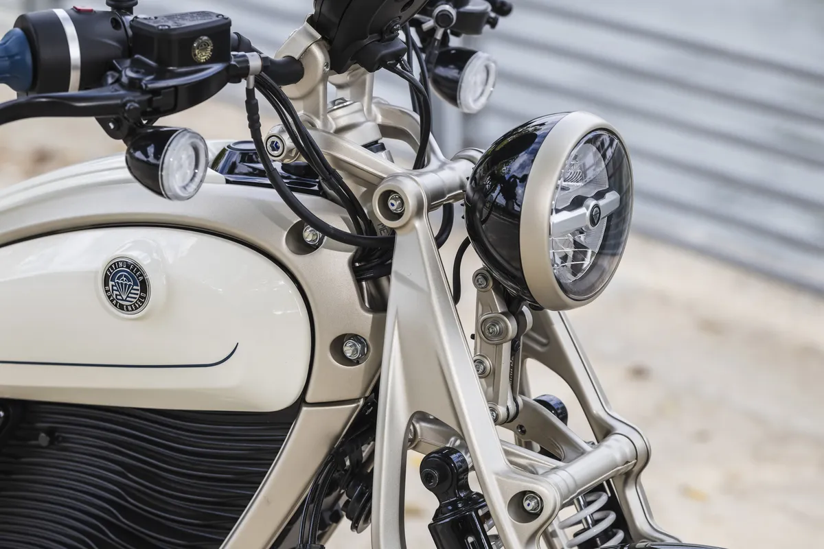 Flying Flea C6: Royal Enfield lancia la city e‑moto, consegne ottobre 2026