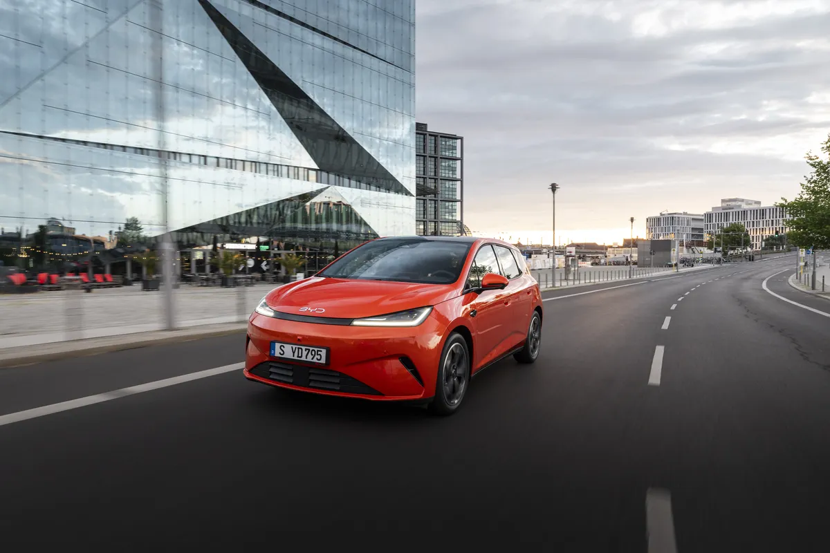 La nuova BYD DOLPHIN G DM-i debutta in Europa con tecnologia Super Hybrid DM 5.0