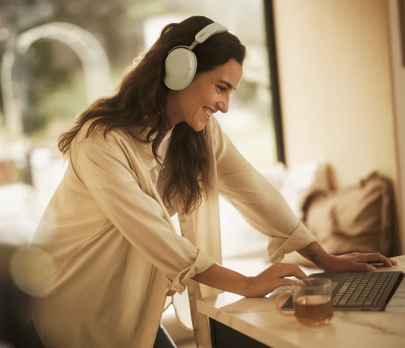 Lavorare in estate: il vantaggio delle cuffie Jabra Evolve3 85