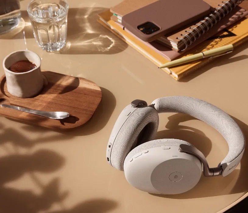Lavorare in estate: il vantaggio delle cuffie Jabra Evolve3 85