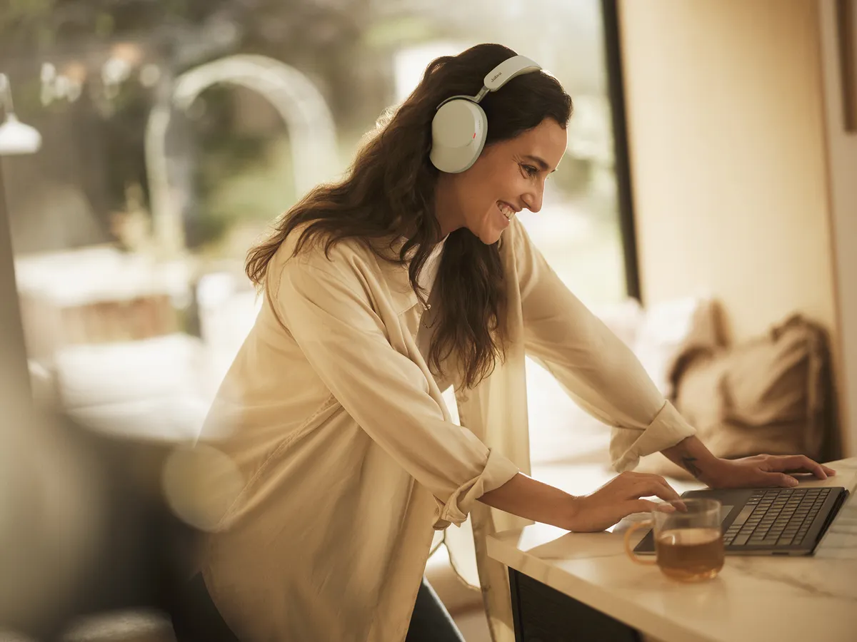 Lavorare in estate: il vantaggio delle cuffie Jabra Evolve3 85