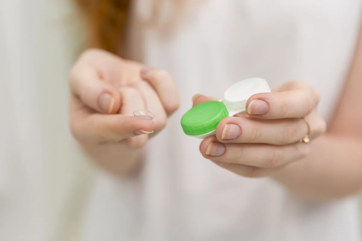 Lenti a contatto in estate: 10 regole pratiche per non rischiare