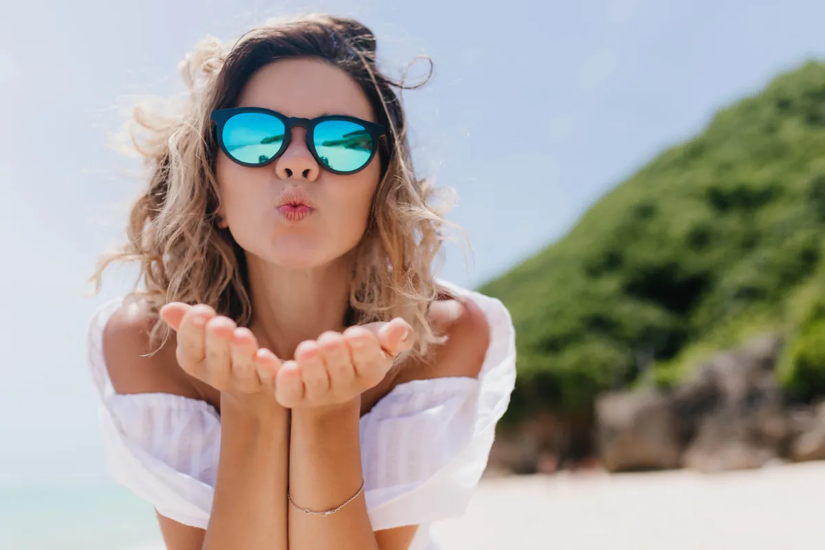 Lenti a contatto in estate: 10 regole pratiche per non rischiare