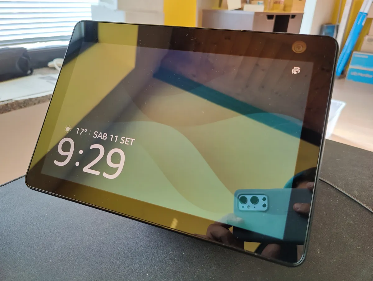 Recensione Recensione Amazon Echo Show 10 (3ª Gen): L'Assistente che Ti Segue