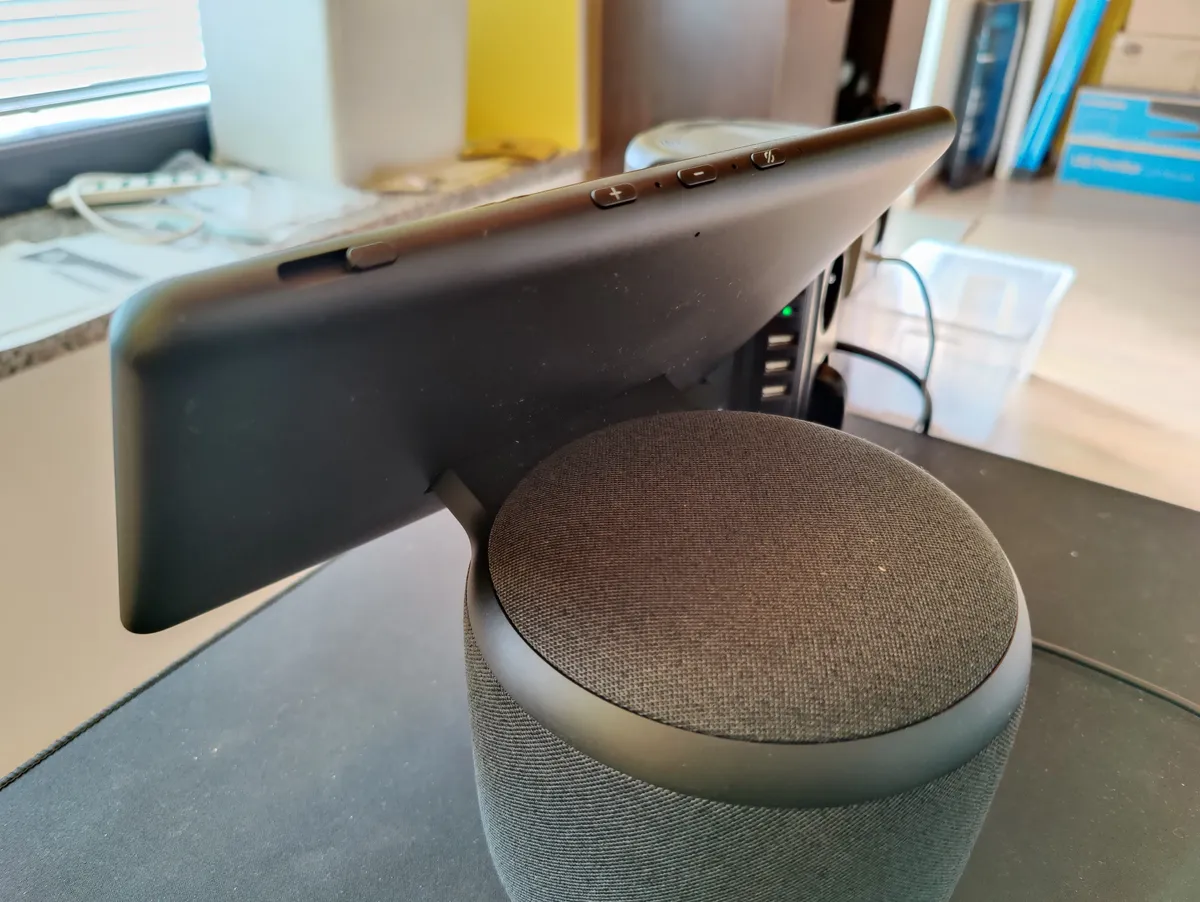Recensione Recensione Amazon Echo Show 10 (3ª Gen): L'Assistente che Ti Segue