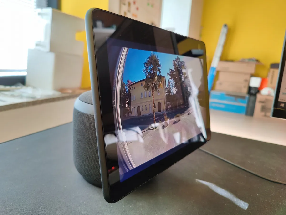 Recensione Recensione Amazon Echo Show 10 (3ª Gen): L'Assistente che Ti Segue