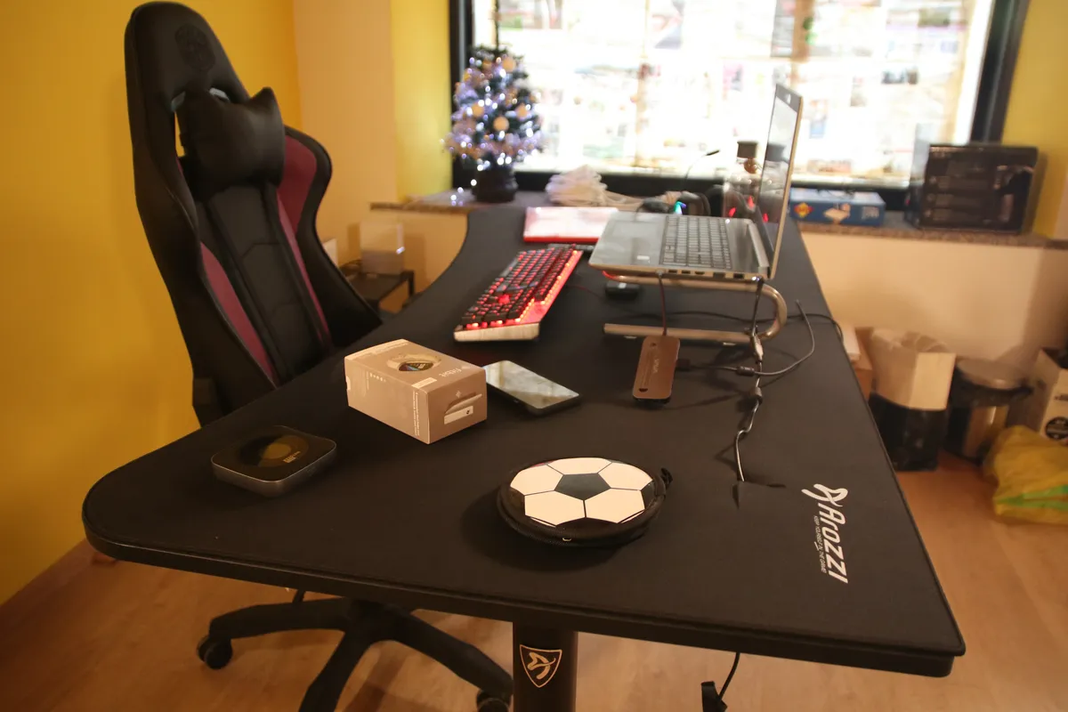 Recensione Arozzi Arena, la recensione: una scrivania da sogno non solo per i gamers