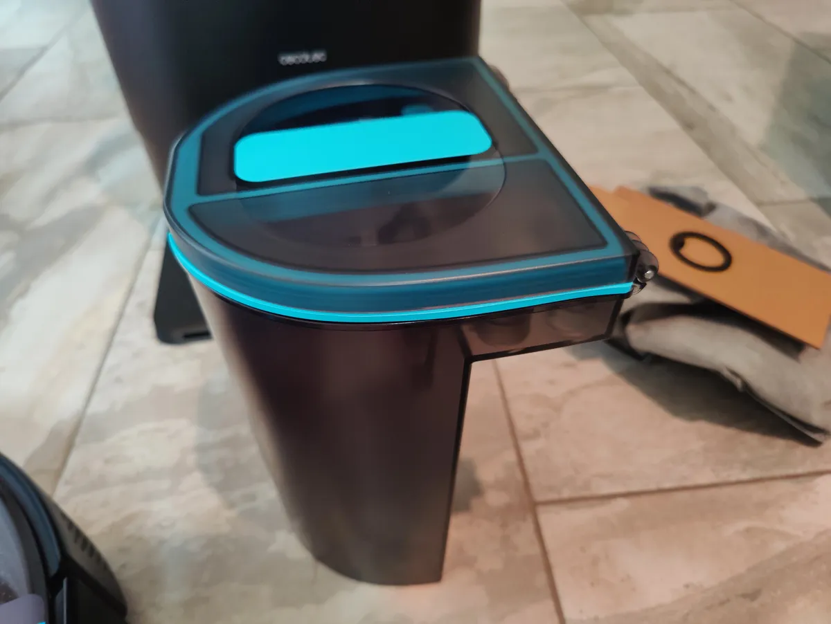 Recensione Cecotec Conga 12090: il robot aspirapolvere con base autosvuotante e prestazioni elevate