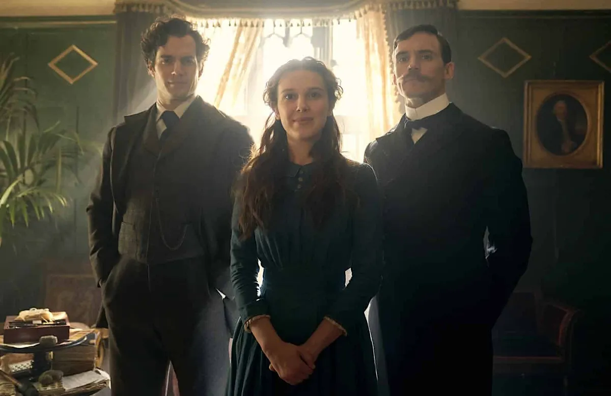 Recensione Enola Holmes: Millie Bobby Brown alla ricerca della madre scomparsa