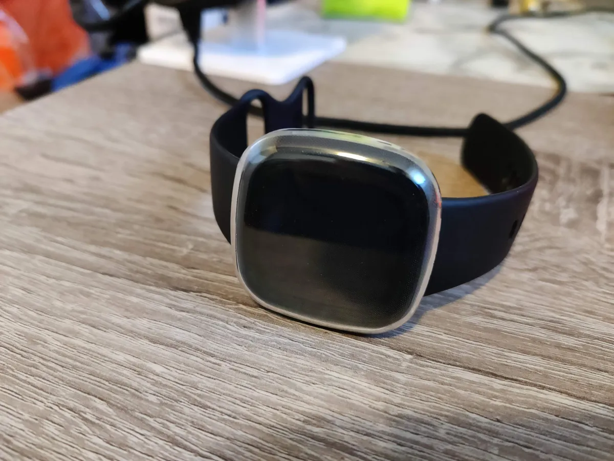 Recensione Recensione Fitbit Versa 3: semplicità e sport a portata di polso