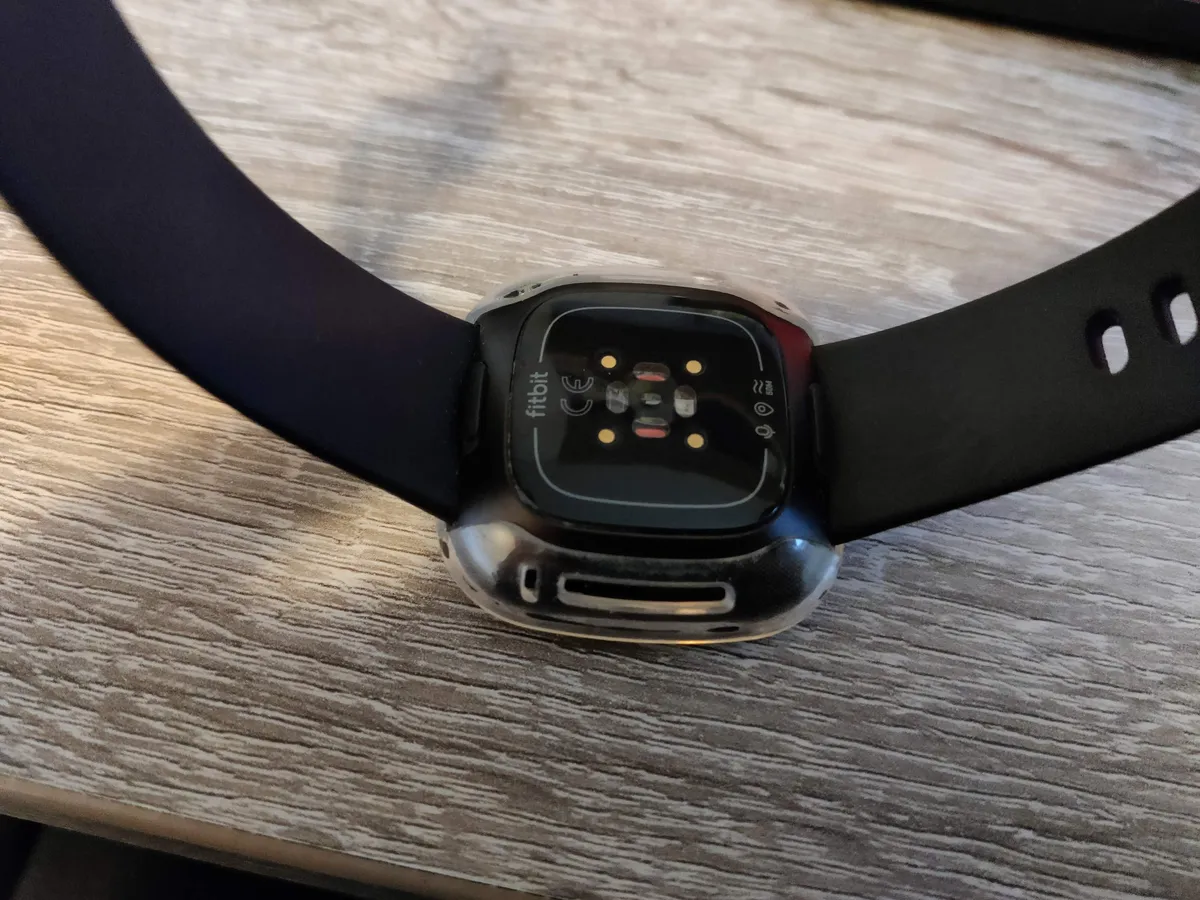 Recensione Recensione Fitbit Versa 3: semplicità e sport a portata di polso