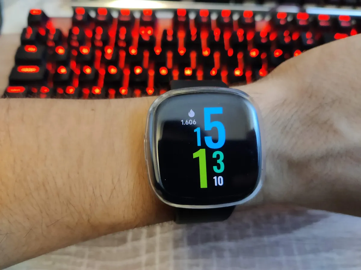 Recensione Recensione Fitbit Versa 3: semplicità e sport a portata di polso