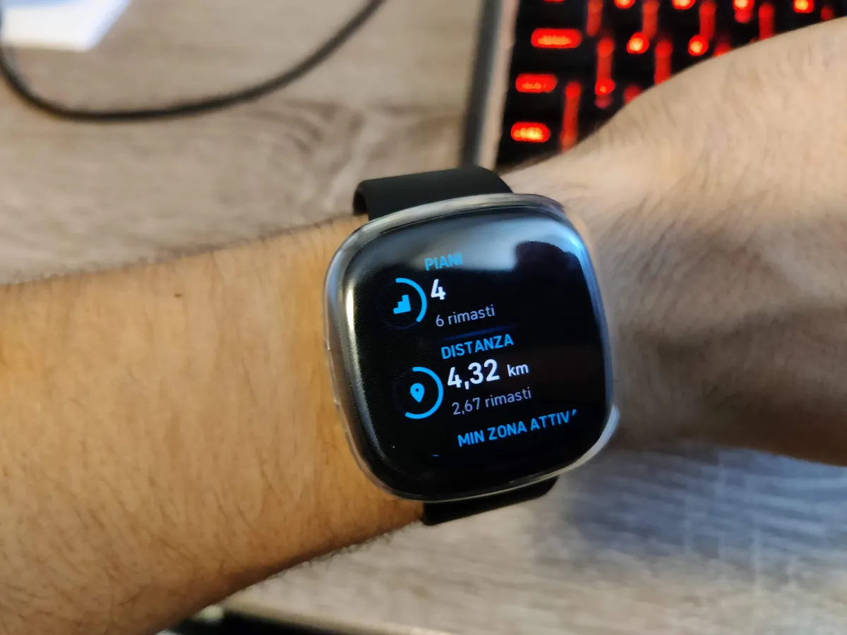 Recensione Recensione Fitbit Versa 3: semplicità e sport a portata di polso