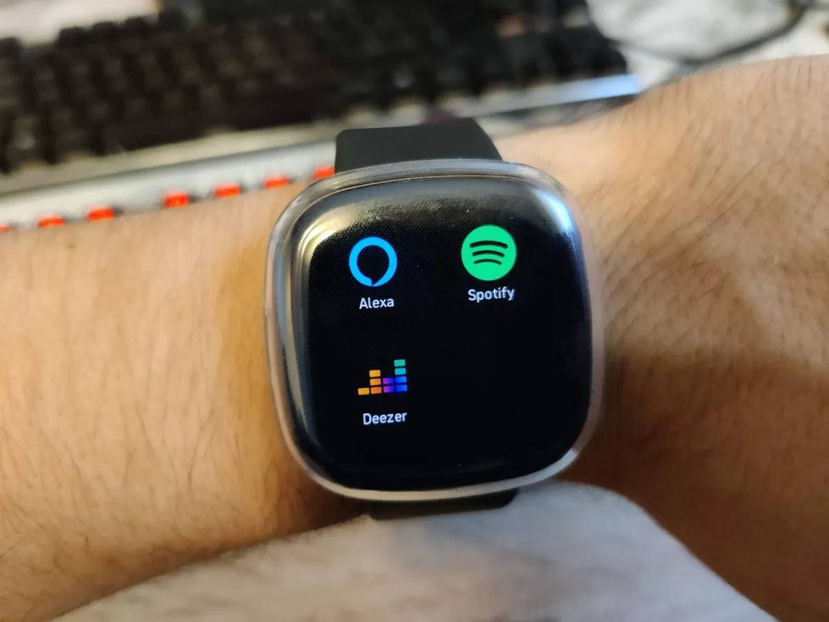 Recensione Recensione Fitbit Versa 3: semplicità e sport a portata di polso