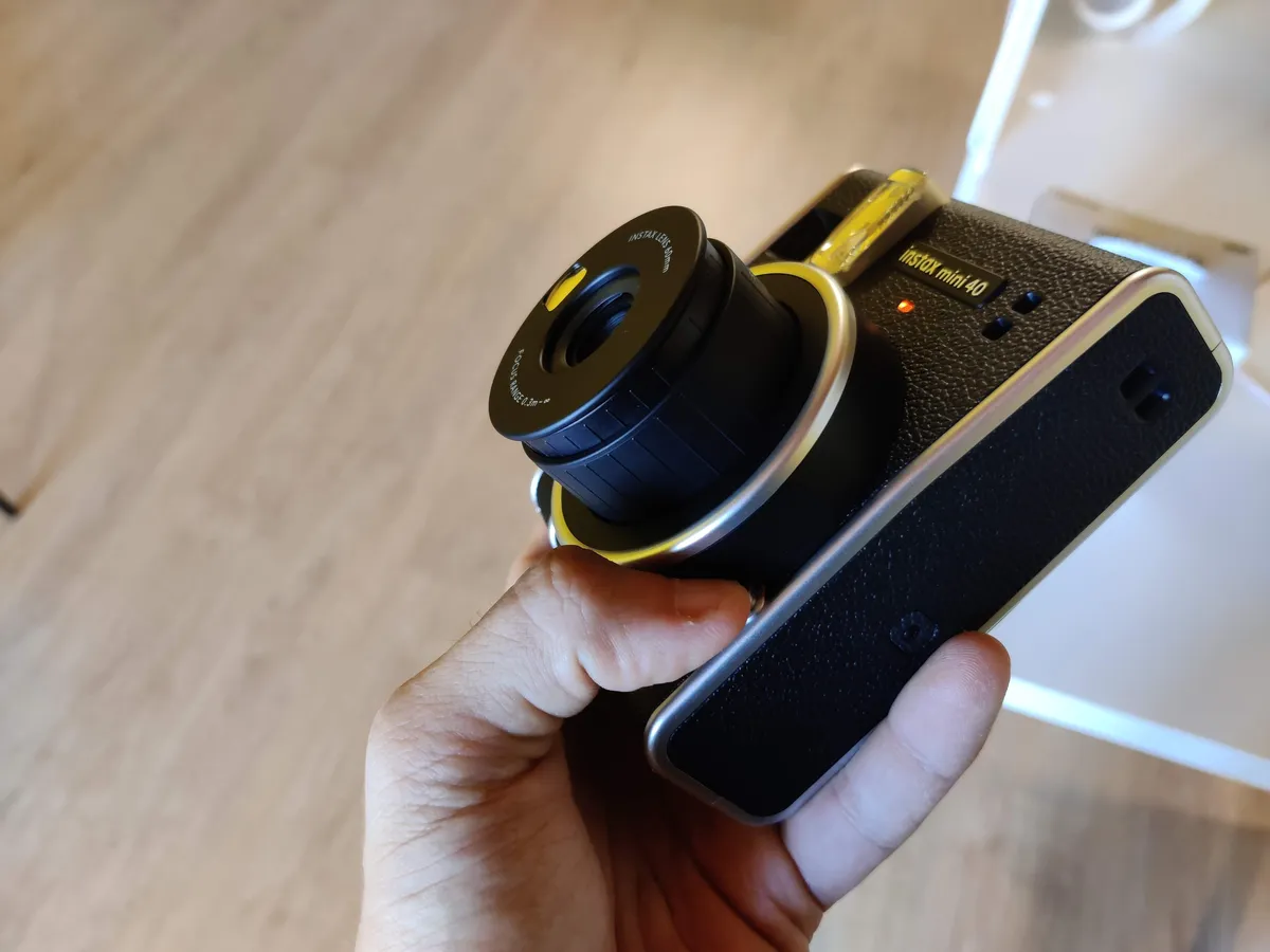 Recensione Recensione Fujifilm Instax Mini 40: Stile Vintage e Scatti Istantanei