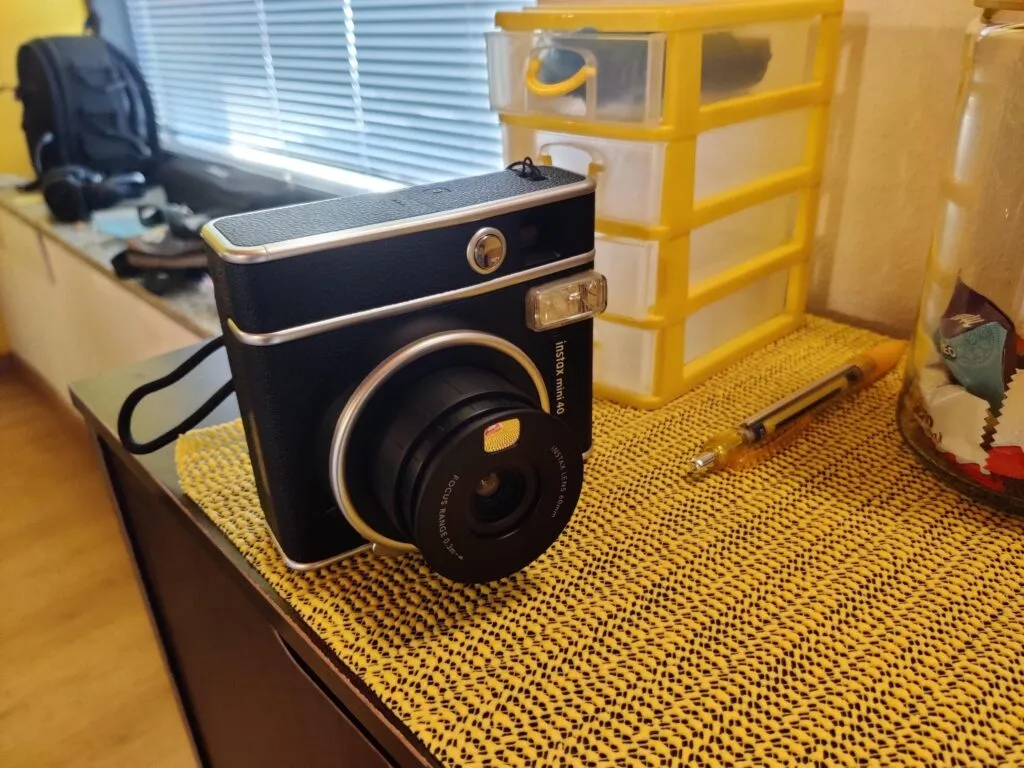 Recensione Recensione Fujifilm Instax Mini 40: Stile Vintage e Scatti Istantanei