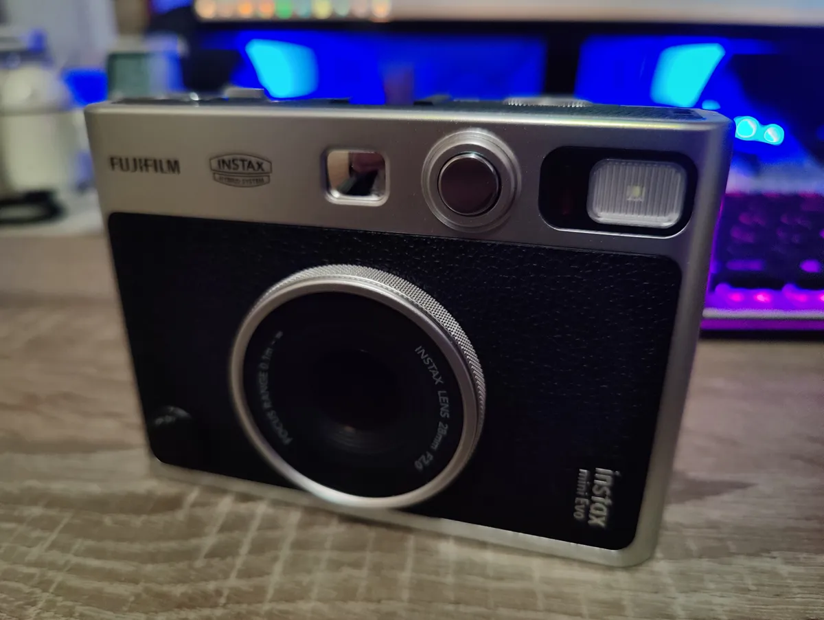 Recensione Recensione Fujifilm Instax Mini Evo: l'istantanea vintage perfetta