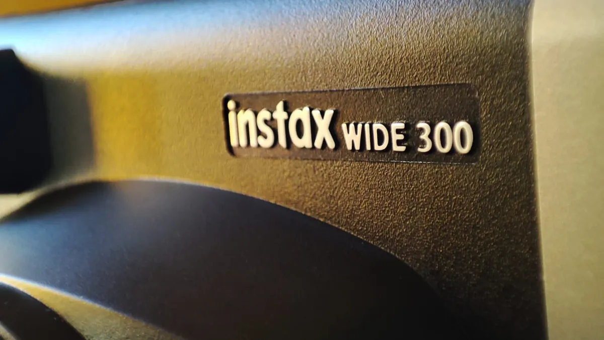 Recensione Recensione Fujifilm instax Wide 300: l'istantanea dal formato gigante