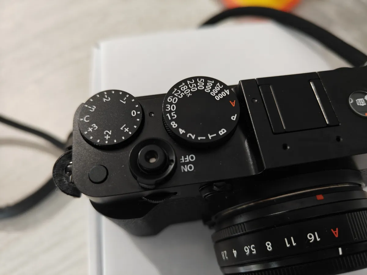 Recensione Recensione Fujifilm X-E5: la regina della street photography