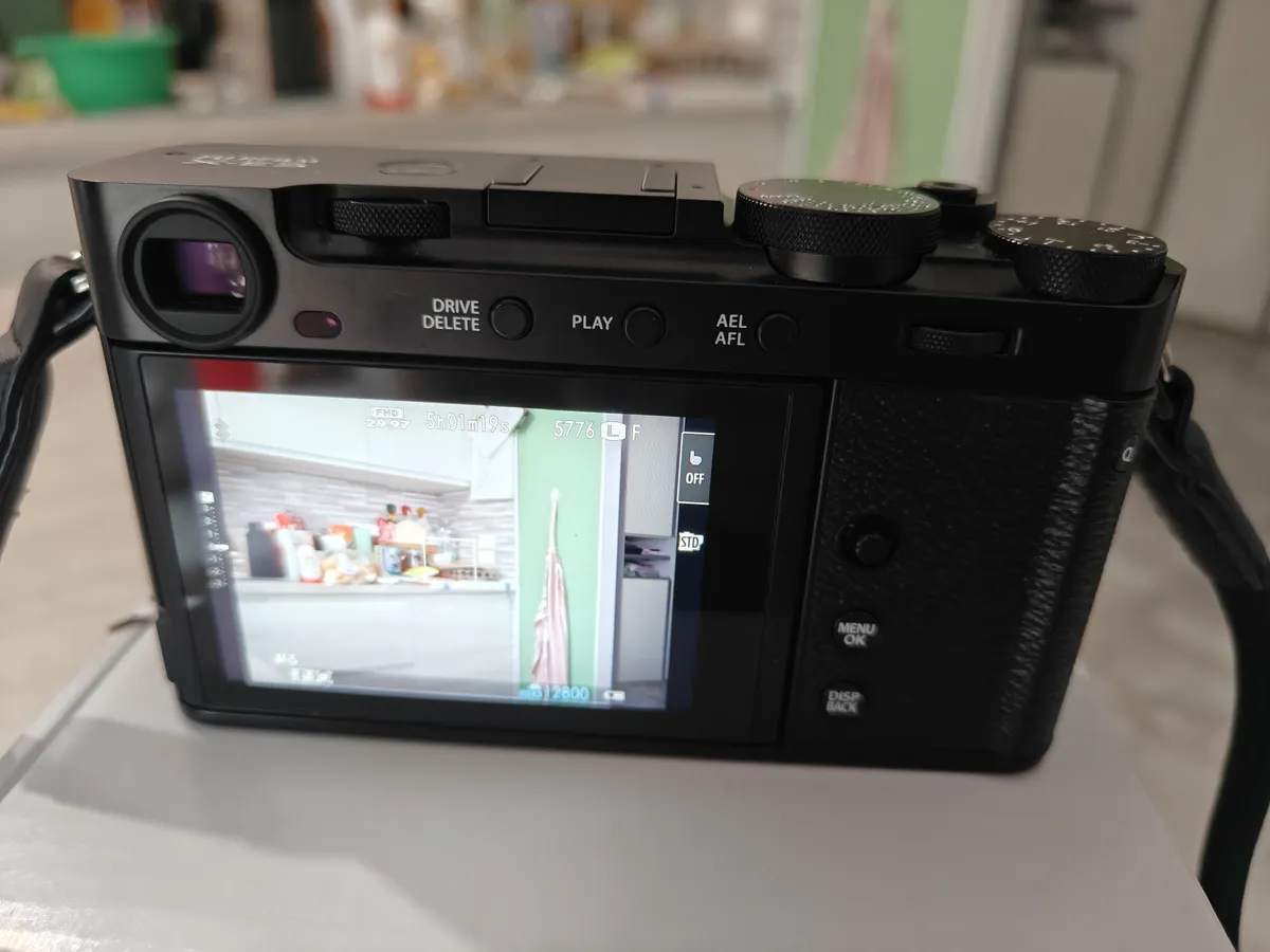 Recensione Recensione Fujifilm X-E5: la regina della street photography