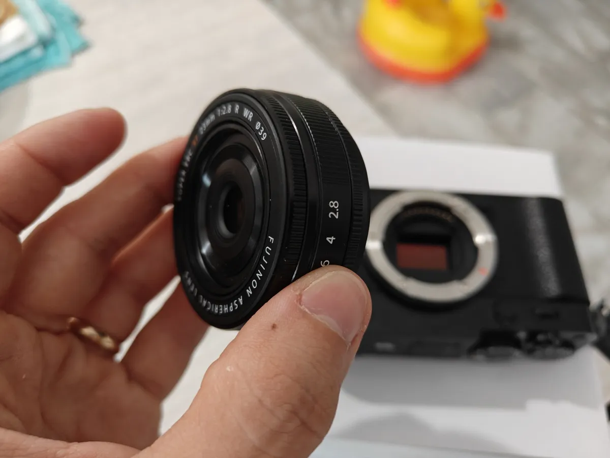 Recensione Recensione Fujifilm X-E5: la regina della street photography