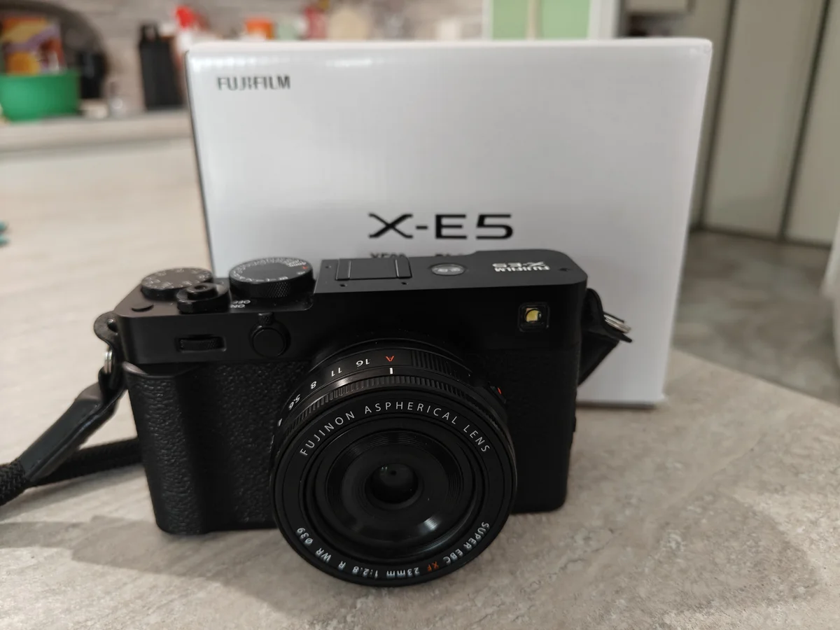 Recensione Fujifilm X-E5: la regina della street photography