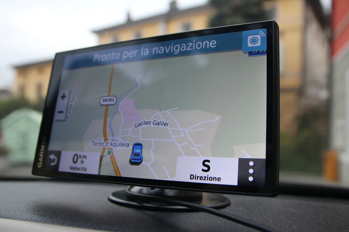 Recensione Recensione Garmin DriveSmart 65: il navigatore smart definitivo