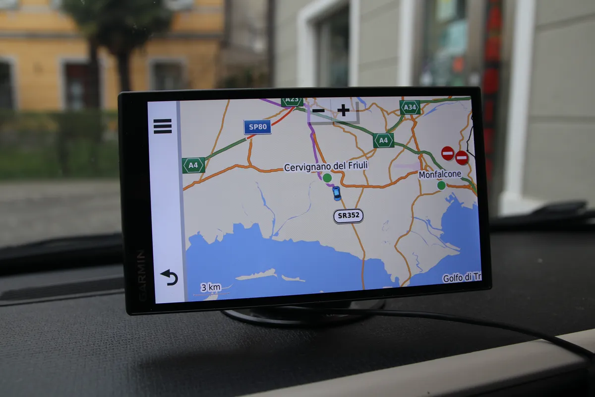 Recensione Recensione Garmin DriveSmart 65: il navigatore smart definitivo
