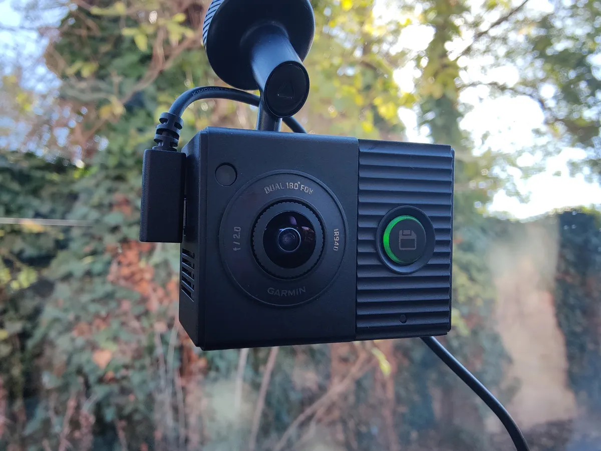 Recensione Recensione Garmin Dash Cam Tandem: Sicurezza Auto a Doppia Lente