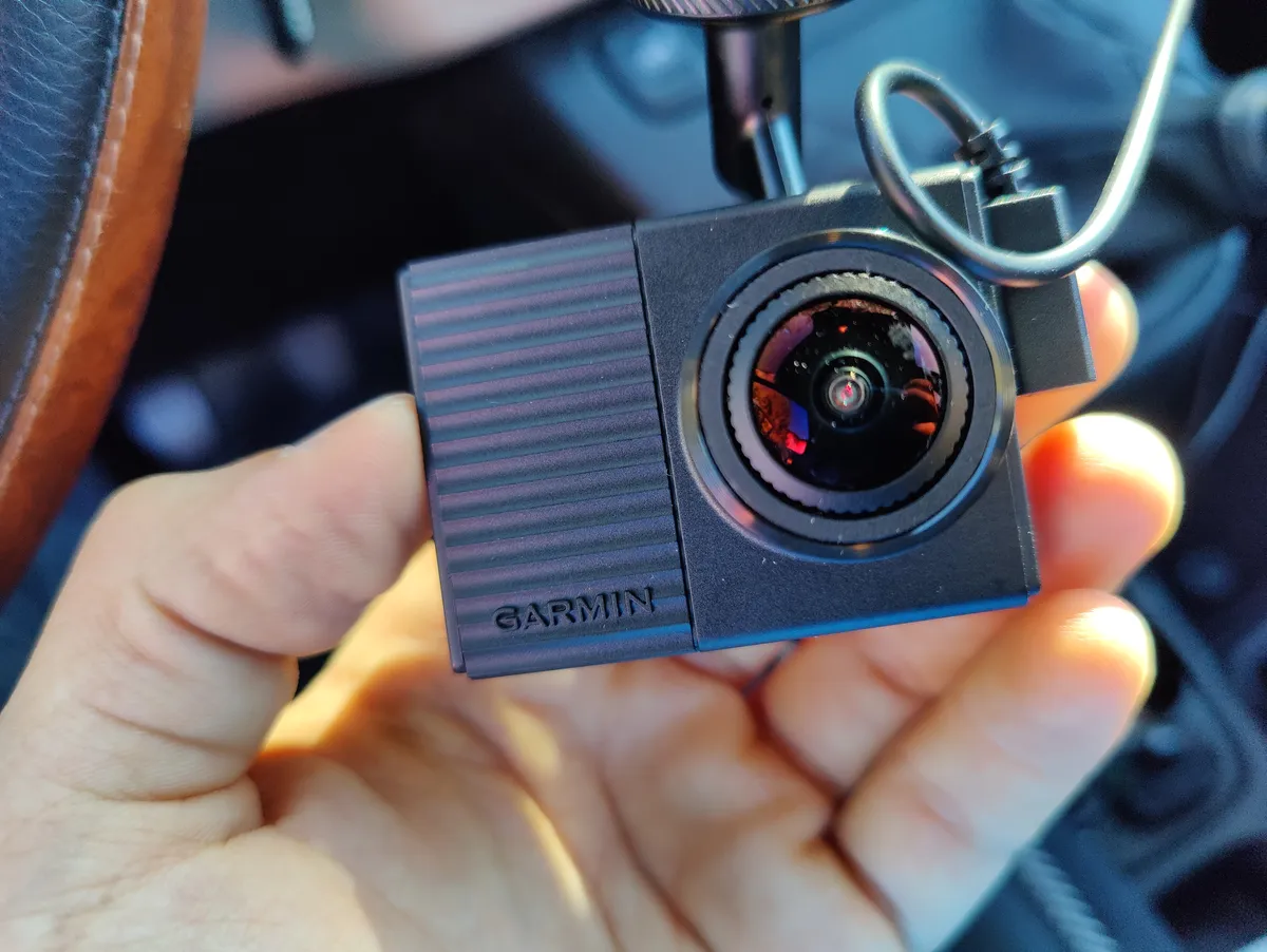 Recensione Recensione Garmin Dash Cam Tandem: Sicurezza Auto a Doppia Lente