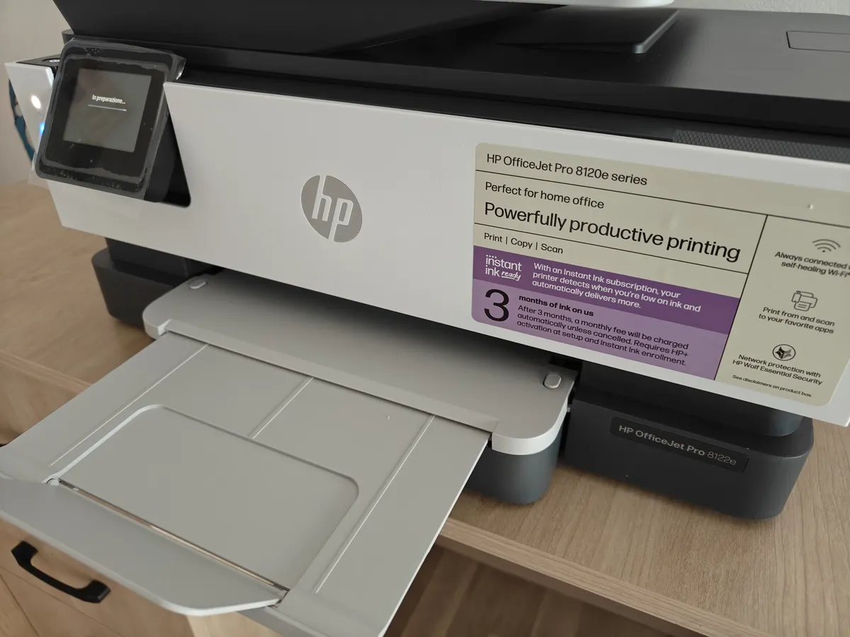 HP OfficeJet Pro 8122e dettaglio scanner e cerniera