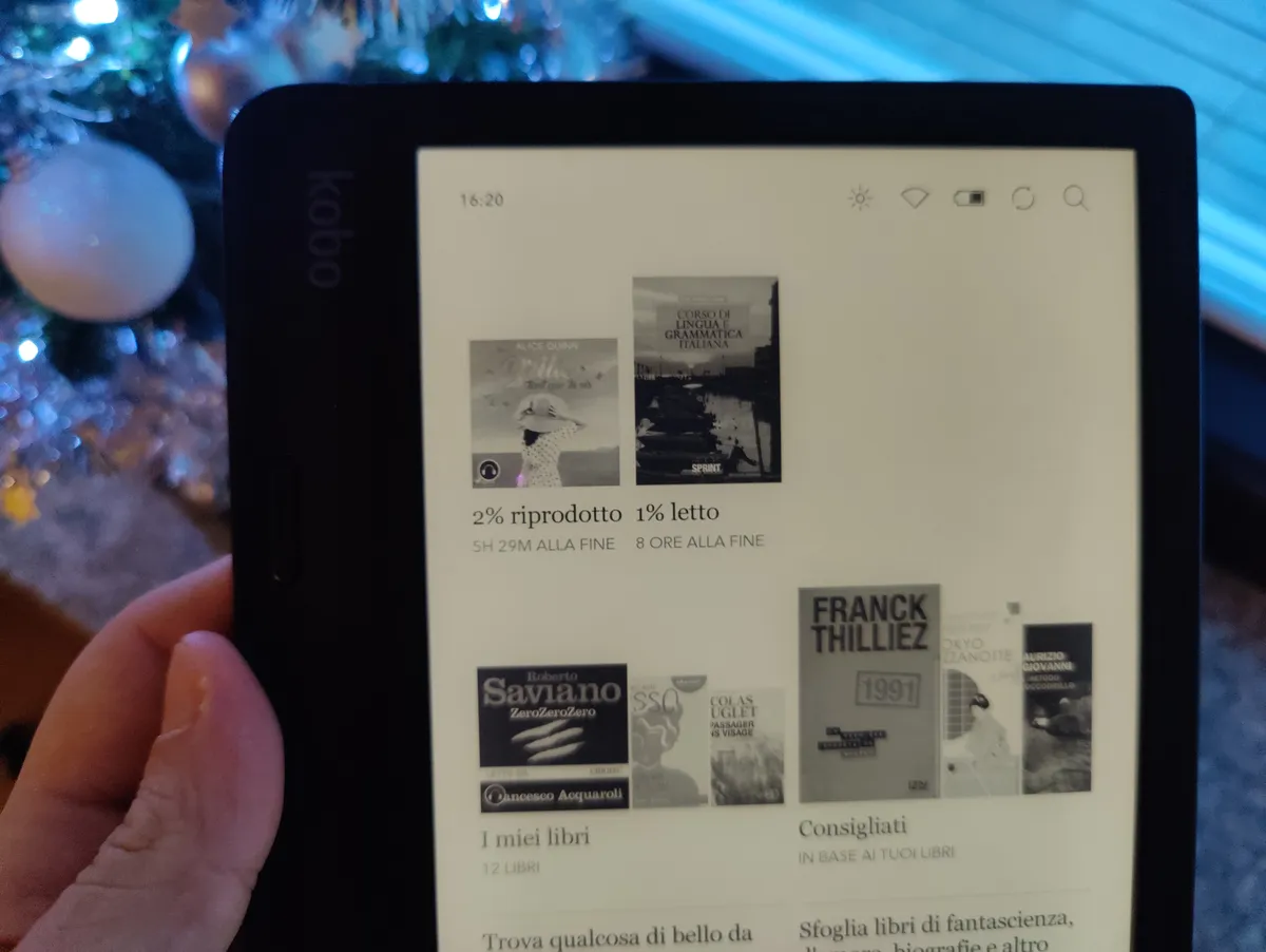 Recensione Recensione Kobo Libra 2: l'eReader impermeabile con tasti fisici