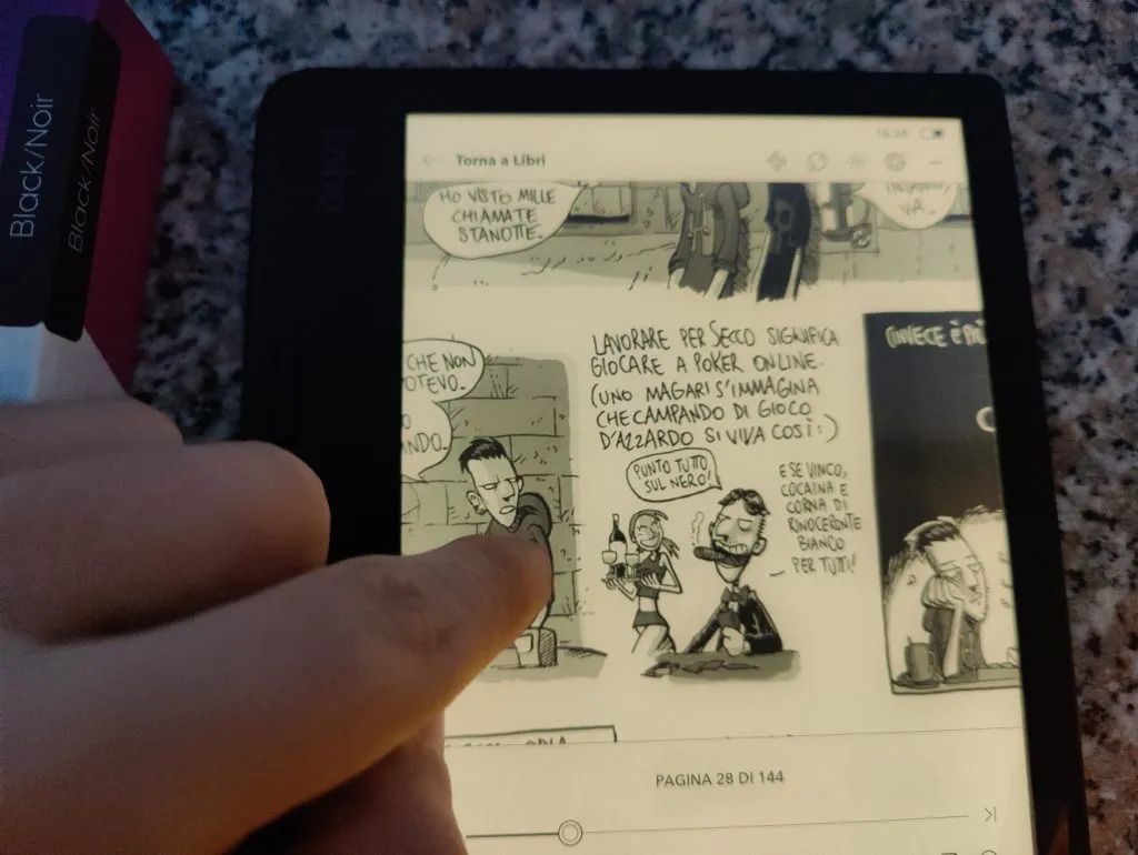 Recensione Recensione Kobo Libra 2: l'eReader impermeabile con tasti fisici