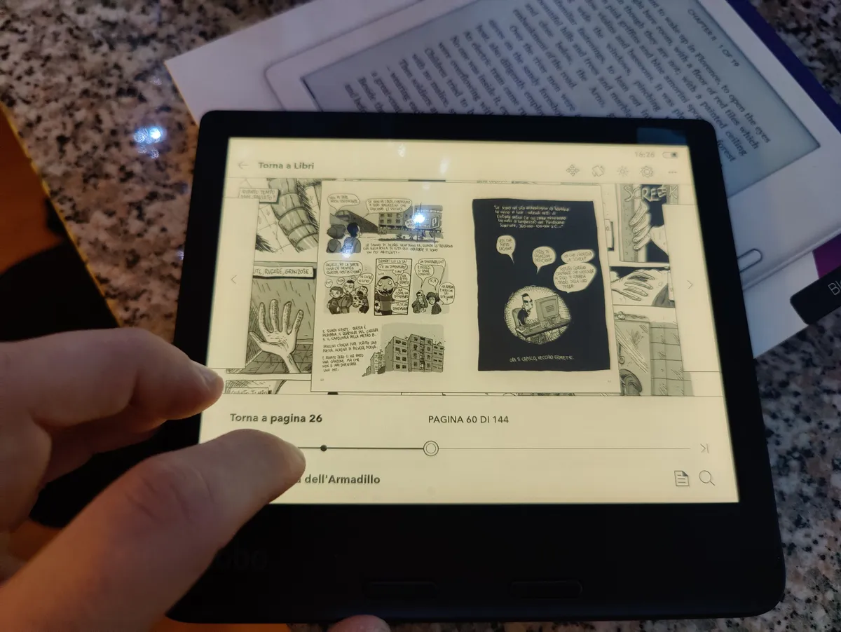 Recensione Recensione Kobo Libra 2: l'eReader impermeabile con tasti fisici