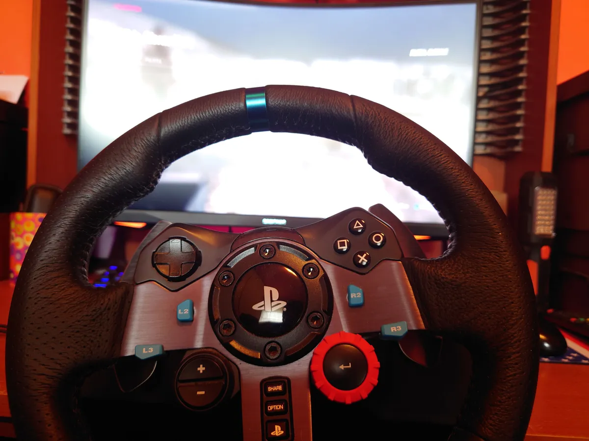 Recensione Recensione Logitech G29: volante cult per la guida virtuale