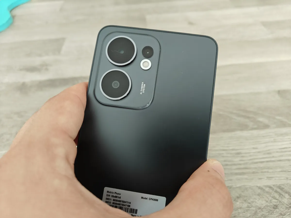 Recensione Recensione OPPO Reno13 F 5G: Design Elegante, Certificazione IP69 e Super Batteria