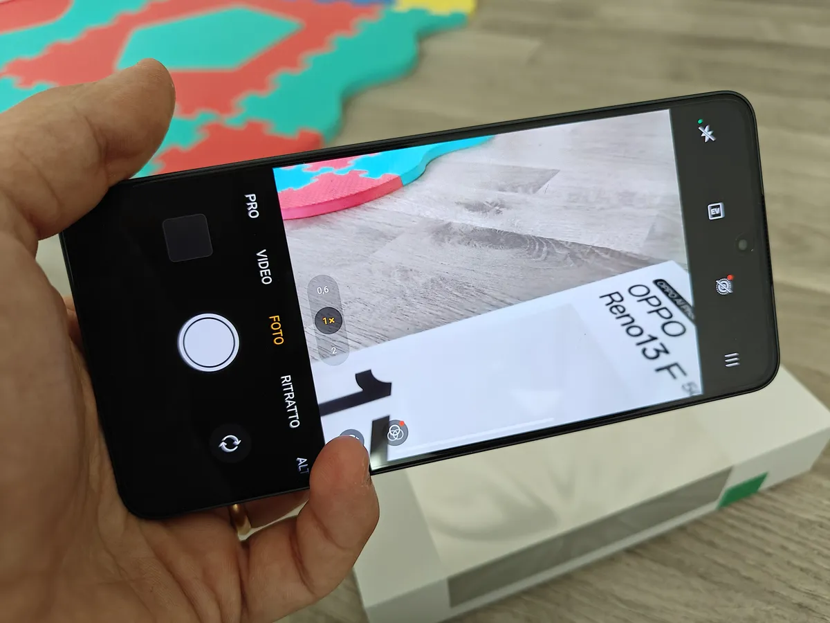 Recensione Recensione OPPO Reno13 F 5G: Design Elegante, Certificazione IP69 e Super Batteria