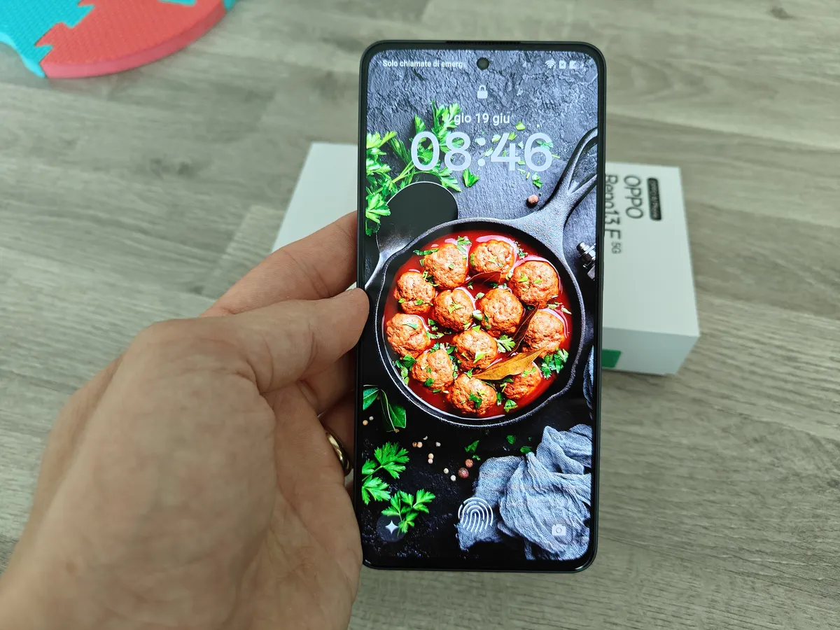 Recensione Recensione OPPO Reno13 F 5G: Design Elegante, Certificazione IP69 e Super Batteria