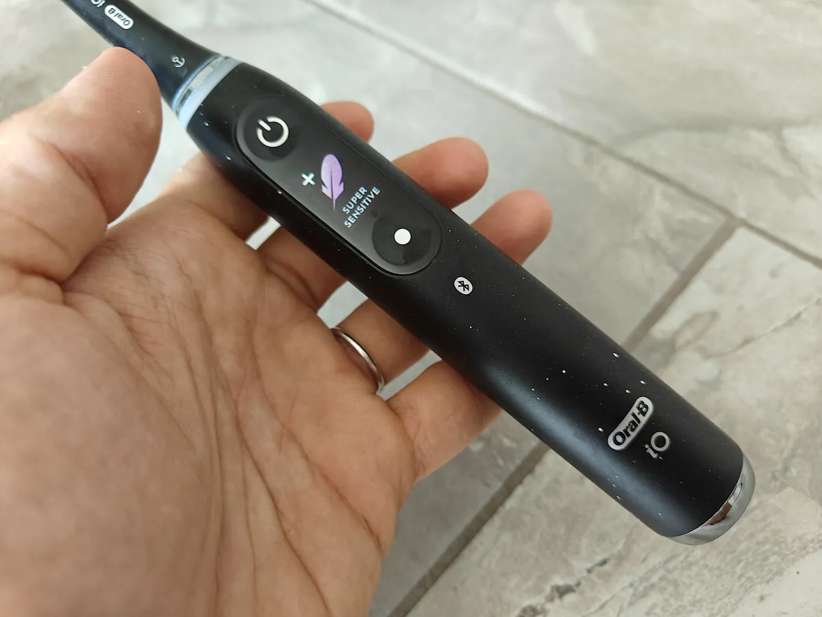 Recensione Recensione Oral-B iO 10: lo spazzolino smart con base iO Sense